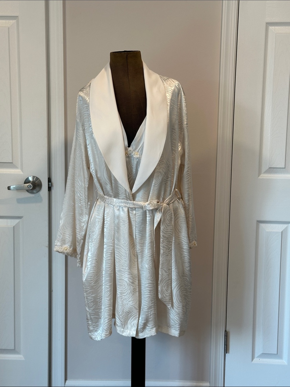 Jones New York Ivory Women's Robe with Satin Collar and Slip Dress size L
